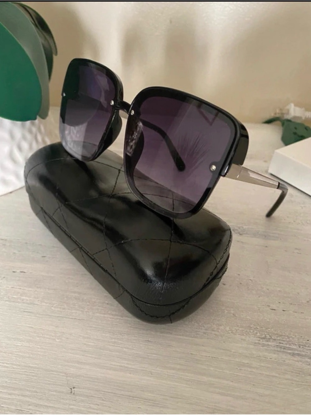 Women's Oversized Black Square Sunglasses with Gradient Lenses